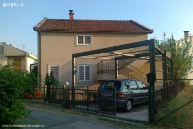 Жилой дом имеет 2 этажа, расположен в Подгорице, Черногория