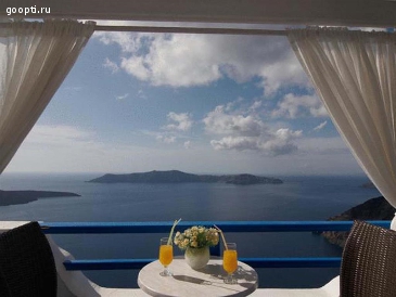 Греция. Остров Санторини. Отель с морской панорамой.