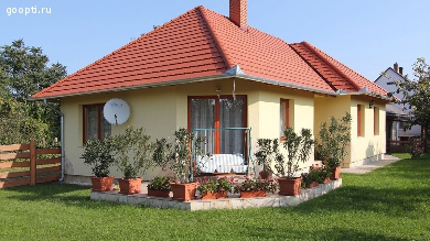 Венгрия. Красивый дом с зеленой лужайкой на озере Балатон.