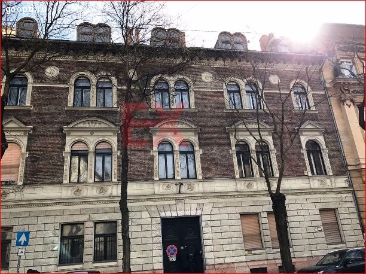 Здание с землей в дипломатическом районе Будапешта